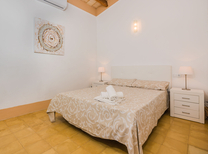 Ferienhaus direkt an der Küste im Norden von Mallorca für 8 Personen mit Tischtennisplatte, Internet und Klimaanlage.