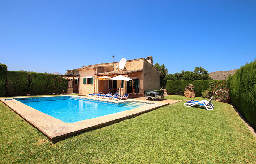 Villa Es Garrover Bild 2 Innen- und Außenansicht