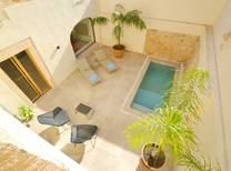 Hier mieten Sie ein charmantes Stadthaus der Luxus Klasse bei Petra in Inselmitte mit Pool, Klimaanlage, Fussbodenheizung, Kamin und schöner Terrasse für 8 Personen zum attraktiven Preis.