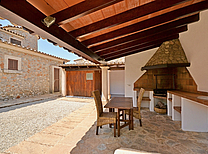 Charmantes Landhaus mit Gästehaus, Sauna, Pool, Tennisplatz mit Flutlicht, Sommerküche mit Grillplatz nahe Llubi im Inselnorden von Mallorca für 10 Personen günstig mieten.
