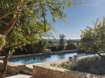 Große Finca mit kindersicheren Pool, Seminarraum und Garten Lounge für 10 Personen an der Westküste von Mallorca. Das Ferienhaus ist auch für Allergiker geeignet der Pool wird ohne Chemie gereinigt.