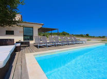 Modernes Luxus Anwesen mit einer exklusiven Jacuzzi - Whirlpool - Massagedusche und Pool Kombination. Neubau Ferienhaus im puristisches Wohndesign und hochmoderner Küchenausstattung auf Mallorca
