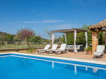 Rustikale Finca an der Ostküste Mallorcas mit wundervollen Terrassen, Pool und Rasenflächen. Ein kleines preiswertes Ferienhäuschen für 7 Personen nahe Meer.