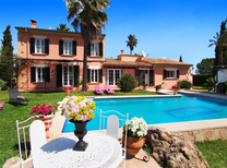 Exklusives Ferienhaus Anwesen im Süden der Balearen Insel und nahe der Inselhauptstadt Palma de Mallorca. Ferienhaus mit kleiner Gäste- Finca auf dem komplett eingezäunten Grundstück.