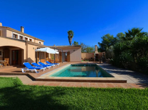 Romantisches Mallorca Chalet zum garantiert günstigen Mietpreis im Inselsüden, ohne direkte Nachbarn in absolut ruhiger Lage mit Pool und Rasenfläche unweit der kleinen Ortschaft Campos und dem Traumstrand Es Trenc.