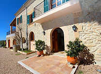 Restaurierte Luxus Ferienhaus Villa in exklusiver Mallorca Traumlage mit weitläufigen Garten und Pool mit Nichtschwimmerbecken.