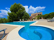 Strandnah und ruhig gelegene Finca mit Pool, grossem Garten, Grillplatz und schöner Aussicht im Inselnorden von Mallorca mit Bestpreisgarantie