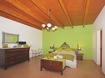 Ferienhaus mit separaten Wohnbereichen bestehend aus 3 Fincas für bis zu 34 Personen in Inselmitte von Mallorca mit Pool, Kinderpool, BBQ Grill, Kinderspielplatz und Internet, optimal für große Reisegruppen zu mieten