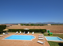 Ferienhaus mit separaten Wohnbereichen bestehend aus 3 Fincas für bis zu 34 Personen in Inselmitte von Mallorca mit Pool, Kinderpool, BBQ Grill, Kinderspielplatz und Internet, optimal für große Reisegruppen zu mieten