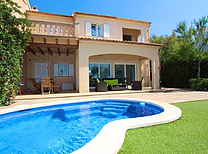 Mallorca Ferienhaus mit Klimaanlage und eigenen Meerzugang. Den Strand können sie in 300 Meter zu Fuss erreichen. Ferienunterkunft für 7 Personen mit fantastischen Meerblick auf die große Bucht von Alcudia.