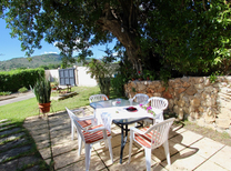 Gemütliches Mallorca Ferienhaus mit komplett eingezäunten Garten der so auch für FKK Freunde geeignet ist. Eine gepflegte Rasenfläche, BBQ Grill + Gas Grill, Pool mit Sonnenliegen und Sonnenschirm sowie großzügige Terrassen lassen keine Wünsche offen.