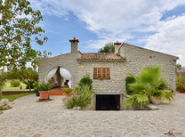 Ferienhaus im Norden von Mallorca für 6 Pers. mit 3 Schlafzimmer und 2 Bäder. Das Ferienhaus ist gepflegt und bietet einen schönen Außenbereich mit Pool und Grill. Ein preiswertes Mallorca Ferienhaus in ruhiger Lage, nahe schöner Wanderwege
