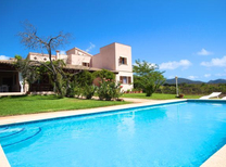Zeitgemäßes Ferienhaus bei Son Servera mit Pool und schöner Sonnenterrasse, nur einen Steinwurf vom Pula Golfclub entfernt.
