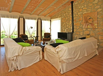 Attraktives Ferienhaus am Rande der Berge in idyllischer Hanglage mit Pool, Klimaanlage und Sonnenterrasse für 6 Personen