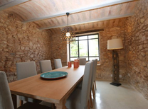Design Finca mit viel Wohnkomfort in exklusiver Ausstattungsqualität. Sie mieten ein historisches Landhaus im Osten Mallorcas für 10 Personen mit kindersicheren Pool, Sommerküche für gemütliche Grillabende mit Familie und Freunden.