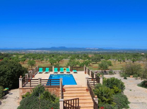 Hier mieten Sie ein charmantes Traumferienhaus an der Südostküste Mallorcas mit Kindersicherung am Poolbereich und Klimaanlage in den gemütlichen Schlafräumen.