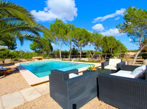 Ein stilvolles Landhaus mit Garten, Pool mit integrierten Kinderbecken sowie bequeme Chill-Out Gartenmöbel sorgen zweifelsohne für paradiesische Ferien auf Mallorca