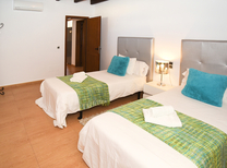 Ferienhaus mit separaten Wohnbereichen bestehend aus 3 Fincas für bis zu 34 Personen in Inselmitte von Mallorca mit Pool, Kinderpool, BBQ Grill, Kinderspielplatz und Internet, optimal für große Reisegruppen zu mieten