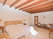 Großes Herrenhaus mit wunderbaren Grundstück für bis zu 17 Personen mit Pool in Traumlage Nähe Petra. Das Ferienhaus in Inselmitte von Mallorca wird ganzjährig zur Ferienvermietung angeboten. Sonderkonditionen sind möglich.