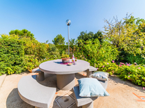 Großes Ferienhaus mit zwei abgeschlossenen Wohnbereichen, kindersicherer Pool mit beheizbaren Jacuzzi, BBQ Grill, Tischtennisplatte und Internet - Nähe Strand im Inselnorden von Mallorca bei Puerto Pollenca für 13 Personen zur Miete.