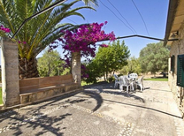 Traumhafte Finca mit Meerblick im Nordosten Mallorcas. In absolut ruhiger Lage können hier kleine Gruppen oder Familien mit maximal vier Personen am kindersicheren Pool ausgiebig entspannen.