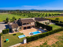 Ferienhaus mit separaten Wohnbereichen bestehend aus 3 Fincas für bis zu 34 Personen in Inselmitte von Mallorca mit Pool, Kinderpool, BBQ Grill, Kinderspielplatz und Internet, optimal für große Reisegruppen zu mieten
