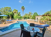 Ideale Mallorca Ferienhaus Unterkunft für große Reisegruppen die preiswert übernachten wollen. Das Ferienhaus verfügt über 2 Wohnzimmer mit Kamin, Pool, Internetzugang und eine weitläufige Terrassenlandschaft mit Grill.