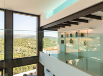 Luxuriöses Townhouse für 8 + 1 Personen mit designer Ausstattung in Traumlage -von der Dachterrasse mit Grill, Pool und Jacuzzi haben Sie einen faszinierenden Ausblick auf das kleine Bergdorf Buger im Norden von Mallorca.