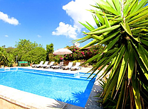 Aufgrund seiner ausgezeichneten Lage bietet dieses Mallorca Ferienhaus ohne Zweifel viel Privatsphäre. Ausgestattet mit Pool und Sonnenterrasse wird hier der Ferien-Aufenthalt zum Erlebnis