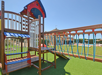 Ferienhaus mit separaten Wohnbereichen bestehend aus 3 Fincas für bis zu 34 Personen in Inselmitte von Mallorca mit Pool, Kinderpool, BBQ Grill, Kinderspielplatz und Internet, optimal für große Reisegruppen zu mieten