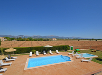 Ferienhaus mit separaten Wohnbereichen bestehend aus 3 Fincas für bis zu 34 Personen in Inselmitte von Mallorca mit Pool, Kinderpool, BBQ Grill, Kinderspielplatz und Internet, optimal für große Reisegruppen zu mieten