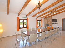 Ferienhaus mit separaten Wohnbereichen bestehend aus 3 Fincas für bis zu 34 Personen in Inselmitte von Mallorca mit Pool, Kinderpool, BBQ Grill, Kinderspielplatz und Internet, optimal für große Reisegruppen zu mieten