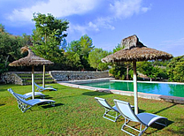 Landhaus bei Felanitx im Osten Mallorcas überzeugt durch Lage, Komfort und Ausstattung. Genügend Raum um täglich seine Bahnen zu schwimmen, bietet der etwas abseits gelegene Pool mit seinen Massen von 20 x 12 Metern