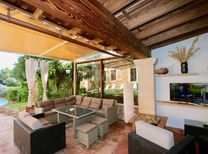 Chalet für 12 Personen im Nordosten von Mallorca mit Jacuzzi, Pool, Sommerküche und schönen Terrassen preiswert zur Ferien Miete.