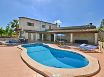 Ideale Mallorca Ferienhaus Unterkunft für große Reisegruppen die preiswert übernachten wollen. Das Ferienhaus verfügt über 2 Wohnzimmer mit Kamin, Pool, Internetzugang und eine weitläufige Terrassenlandschaft mit Grill.