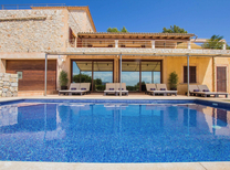 Meerblick Chalet an der Nordküste von Mallorca mit Klimaanlage, 2 separate Wohnbereiche, allergikerfreundlichen Pool, gemauerten Grill und Sonnenterrasse für bis zu 9 Personen zur Ferienanmietung.