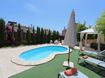 Mallorca Design Stadthaus mit moderner Ausstattung und gemütlichen Aussenbereich mit Pool und Grill. Ferien im Dorfhaus bei Capdepera mit 2 separaten Wohnbereichen, ideal für befreundete Familien.
