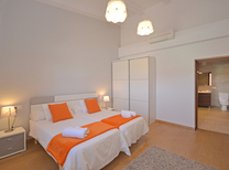 Ferienhaus mit separaten Wohnbereichen bestehend aus 3 Fincas für bis zu 34 Personen in Inselmitte von Mallorca mit Pool, Kinderpool, BBQ Grill, Kinderspielplatz und Internet, optimal für große Reisegruppen zu mieten