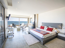 Luxus Ferienhaus direkt am Yachthafen mit Meerblick und in Strandnähe an der schönen Nordküste von Mallorca mit Innen - Pool, Klimaanlage, Internetzugang und BBQ Grill mit schönen Sonnenterrassen und komfortabler Ausstattung.