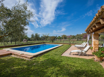 Rustikale Finca an der Ostküste Mallorcas mit wundervollen Terrassen, Pool und Rasenflächen. Ein kleines preiswertes Ferienhäuschen für 7 Personen nahe Meer.