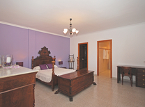 Ferienhaus mit separaten Wohnbereichen bestehend aus 3 Fincas für bis zu 34 Personen in Inselmitte von Mallorca mit Pool, Kinderpool, BBQ Grill, Kinderspielplatz und Internet, optimal für große Reisegruppen zu mieten