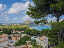 Exklusives Chalet Nähe Strand mit Meerblick für 12 Personen an der Nordostküste Mallorcas. Das Ferienhaus in priviligierter Wohngegend verfügt über einen separaten Wohnbereich, Sauna und einen Pool mit Poolheizung und Poolabdeckung.