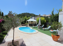 Mallorca Design Stadthaus mit moderner Ausstattung und gemütlichen Aussenbereich mit Pool und Grill. Ferien im Dorfhaus bei Capdepera mit 2 separaten Wohnbereichen, ideal für befreundete Familien.