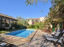 Großes Herrenhaus mit wunderbaren Grundstück für bis zu 17 Personen mit Pool in Traumlage Nähe Petra. Das Ferienhaus in Inselmitte von Mallorca wird ganzjährig zur Ferienvermietung angeboten. Sonderkonditionen sind möglich.