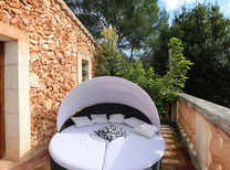 Chalet für 12 Personen im Nordosten von Mallorca mit Jacuzzi, Pool, Sommerküche und schönen Terrassen preiswert zur Ferien Miete.