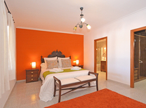 Ferienhaus mit separaten Wohnbereichen bestehend aus 3 Fincas für bis zu 34 Personen in Inselmitte von Mallorca mit Pool, Kinderpool, BBQ Grill, Kinderspielplatz und Internet, optimal für große Reisegruppen zu mieten