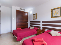 Günstige Finca im Südosten von Mallorca für Reisegruppen und Familien von bis zu 10 Personen geeignet. Das Ferienhaus liegt Nähe Strand und der Ortschaft Algaida. Insgesamt bietet das Anwesen 5 Schlafzimmer, 4 Badezimmer + ein grosses Wohn- und Esszimmer.