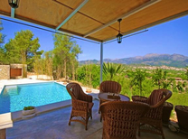 Attraktives Ferienhaus am Rande der Berge in idyllischer Hanglage mit Pool, Klimaanlage und Sonnenterrasse für 6 Personen