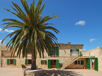 Ferienhaus mit separaten Wohnbereichen bestehend aus 3 Fincas für bis zu 34 Personen in Inselmitte von Mallorca mit Pool, Kinderpool, BBQ Grill, Kinderspielplatz und Internet, optimal für große Reisegruppen zu mieten